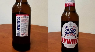 W wyniku błędu na linii produkcyjnej do niektórych butelek zastosowano niewłaściwą etykietę tylną